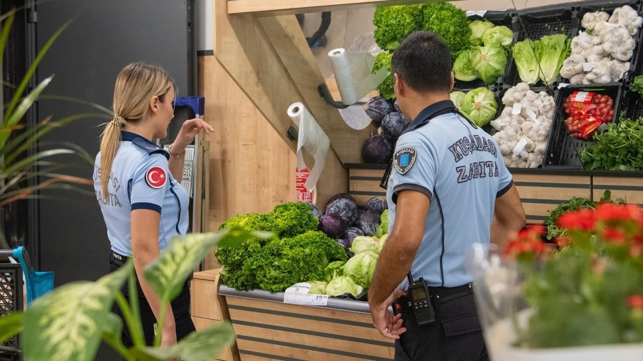 Kuşadası'nda zincir marketlerde hijyen ve ruhsat denetimi