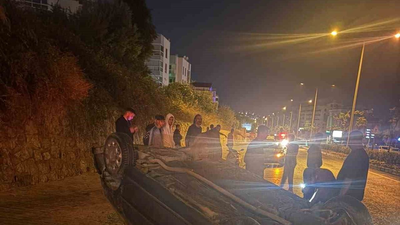 Kuşadası'nın çevreyolu'nda takla atan otomobilde iki kişi yaralandı