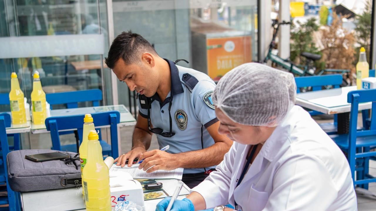Kuşadası zabıtasından menüden depoya kadar kapsamlı restoran denetimi
