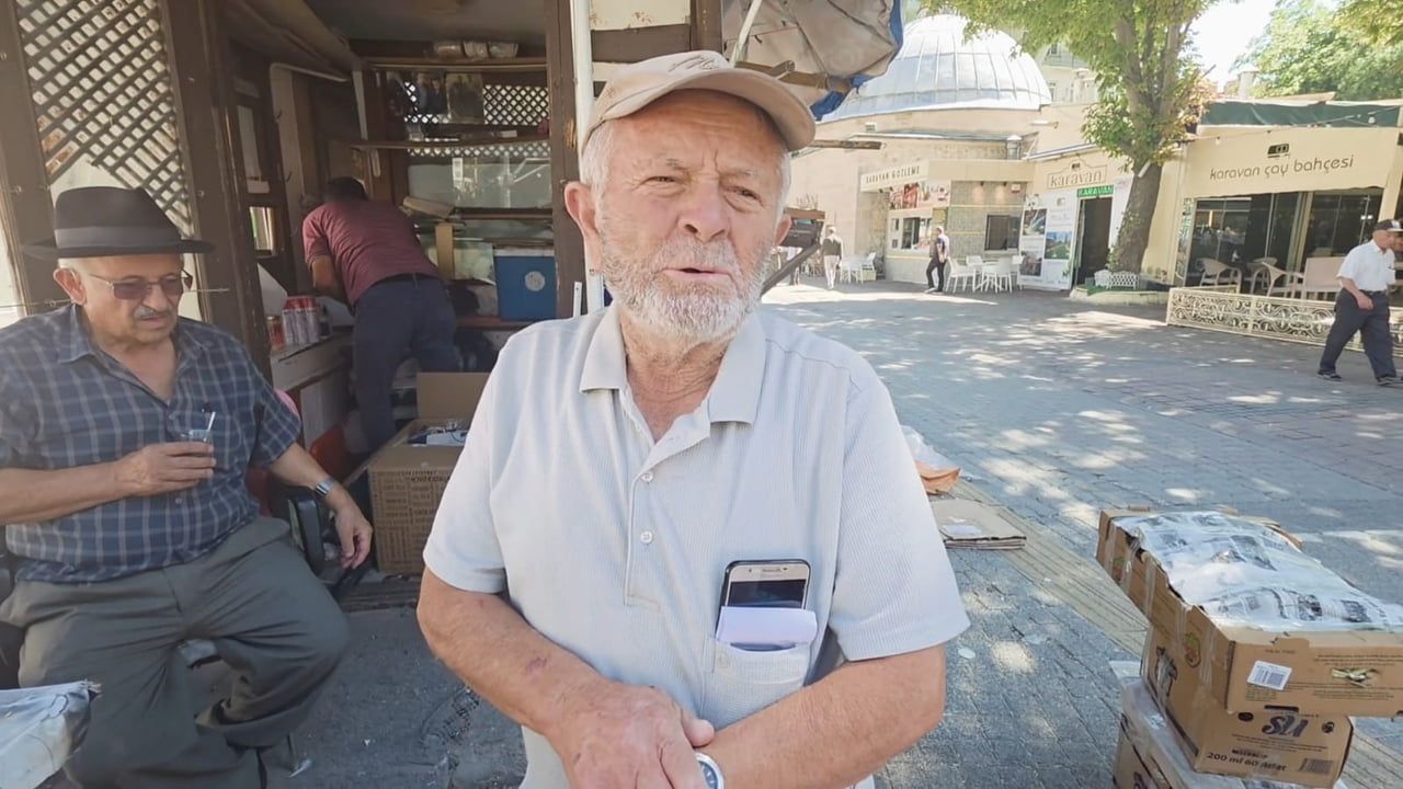 Kuşları için dükkanını terk eden 47 yıllık esnafin bekleyişi