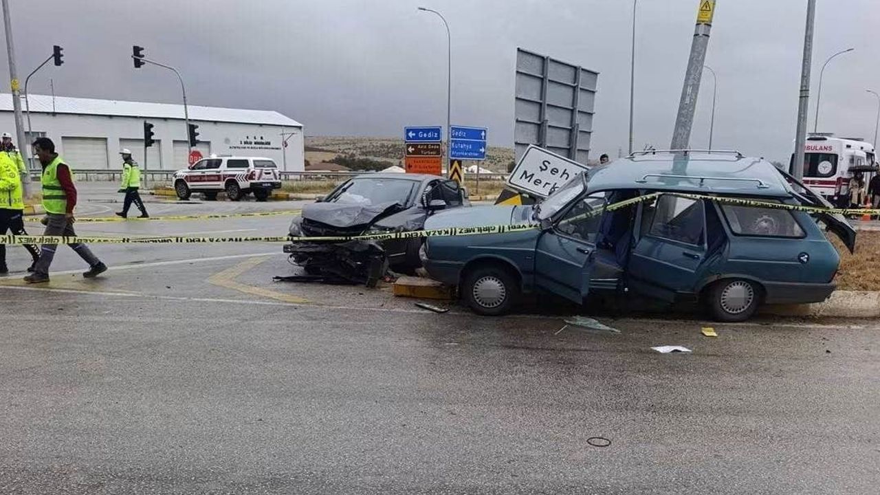 kütahya altıntaş'ta kavşakta çarpışan iki otomobilde 2 kişi yaşamını yitirdi