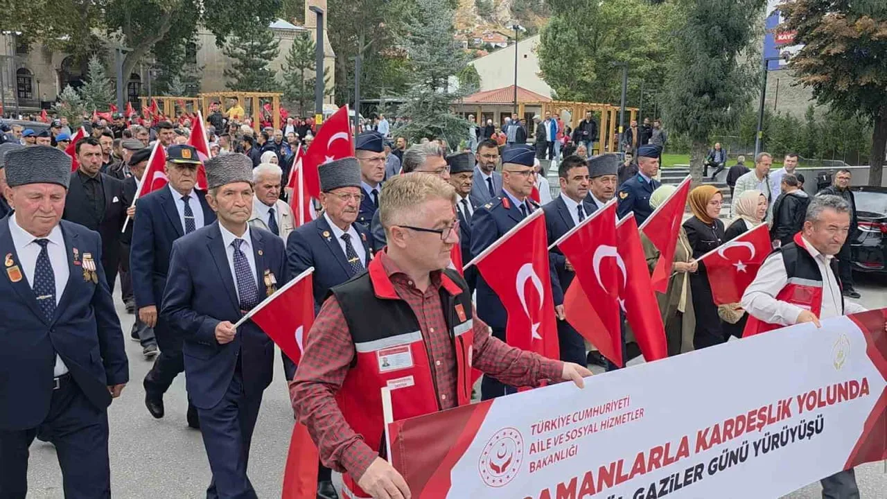 Kütahya'da gaziler günü yürüyüşünde kahramanlarla kardeşlik vurgusu