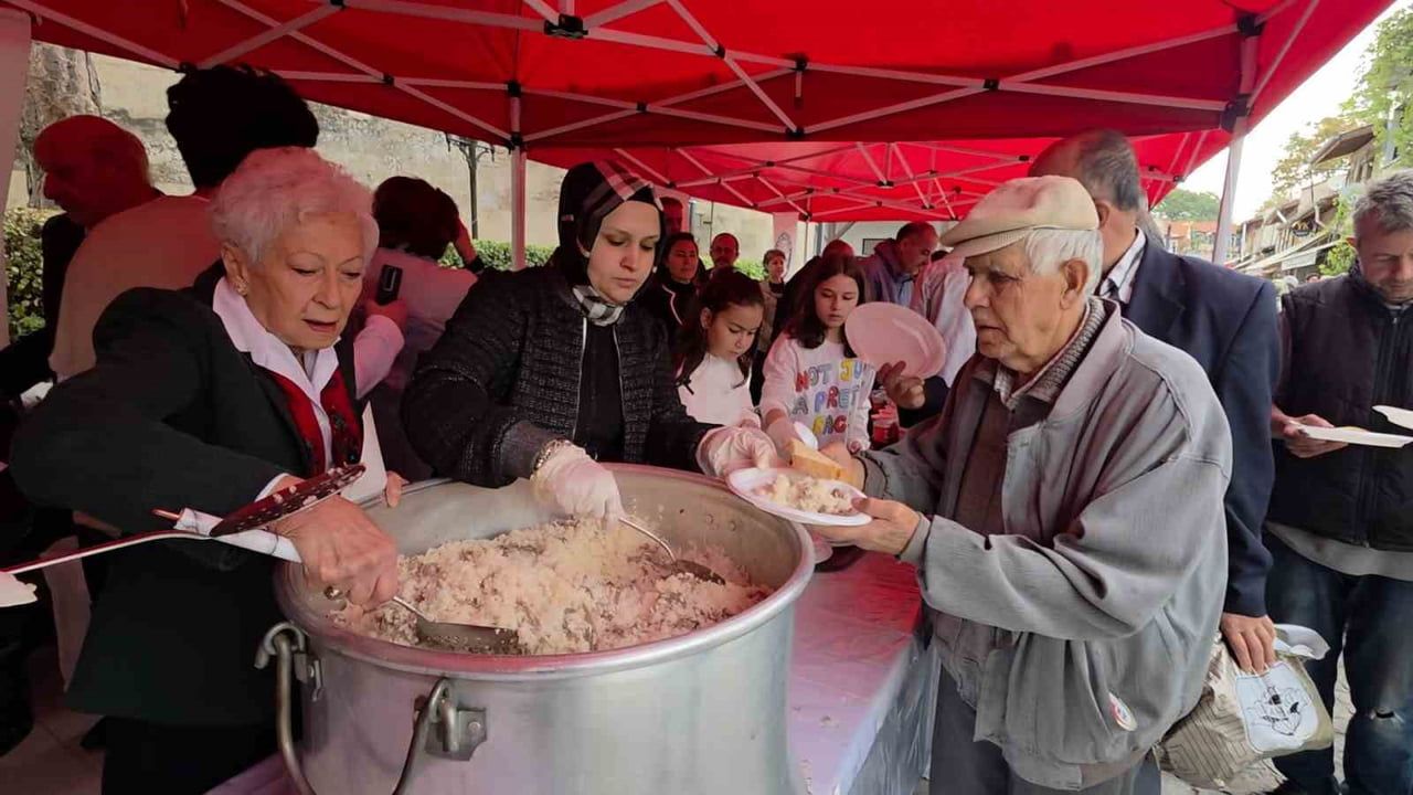 Kütahya'da gönüller bir oldu: Mevlâna'nın 819. doğumu pilav ve ayranla anıldı