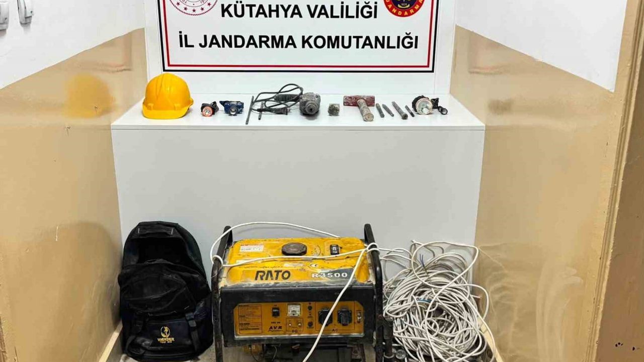 Kütahya'da izinsiz kazıya jandarma operasyonu: 2 gözaltı