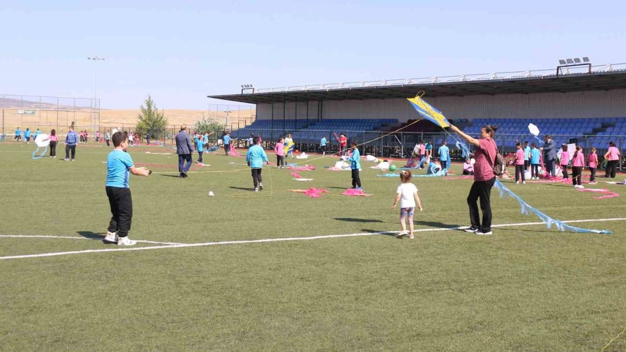 Kütahya'dan gökyüzüne mesaj: çocukların oyun hakkı için uçurtmalar