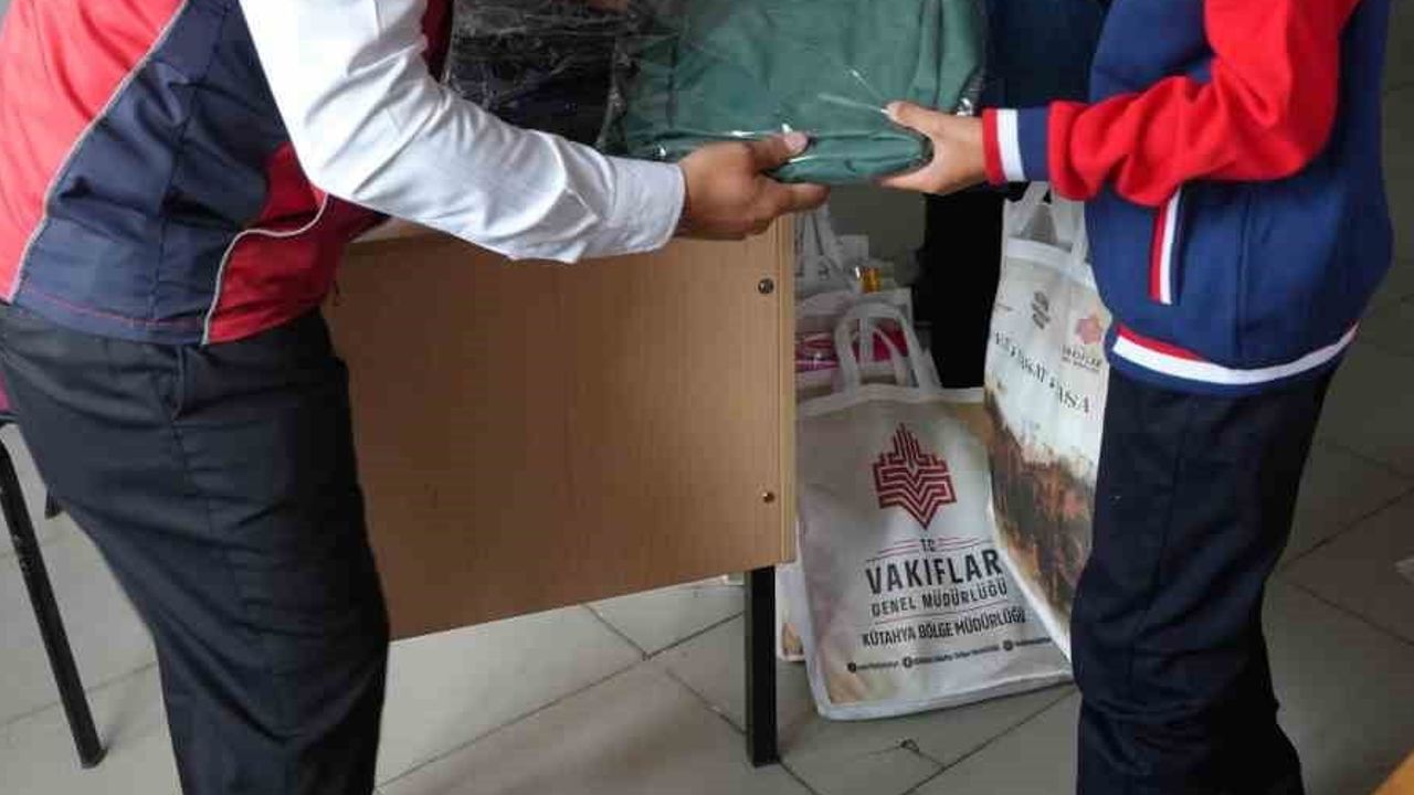 Kütahya vakıfları Kızılcaören'de öğrencilere kırtasiye desteği