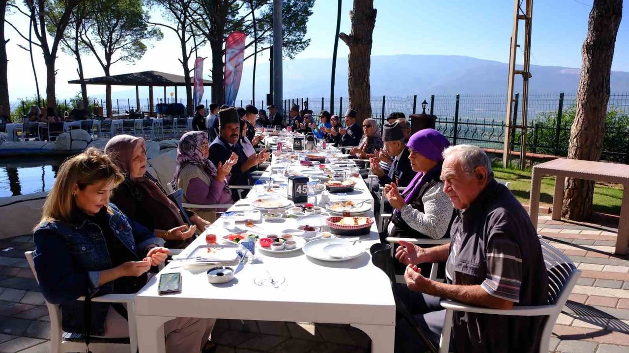 Kuyucak'ta gazilere vefa: başkan Uğur Doğanca plaket ve hediye takdim etti