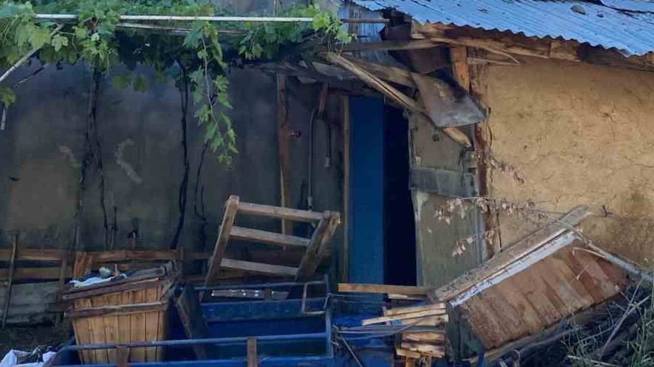 Kuyucak'ta sabah yangını iki ahşap evi kullanılamaz bıraktı