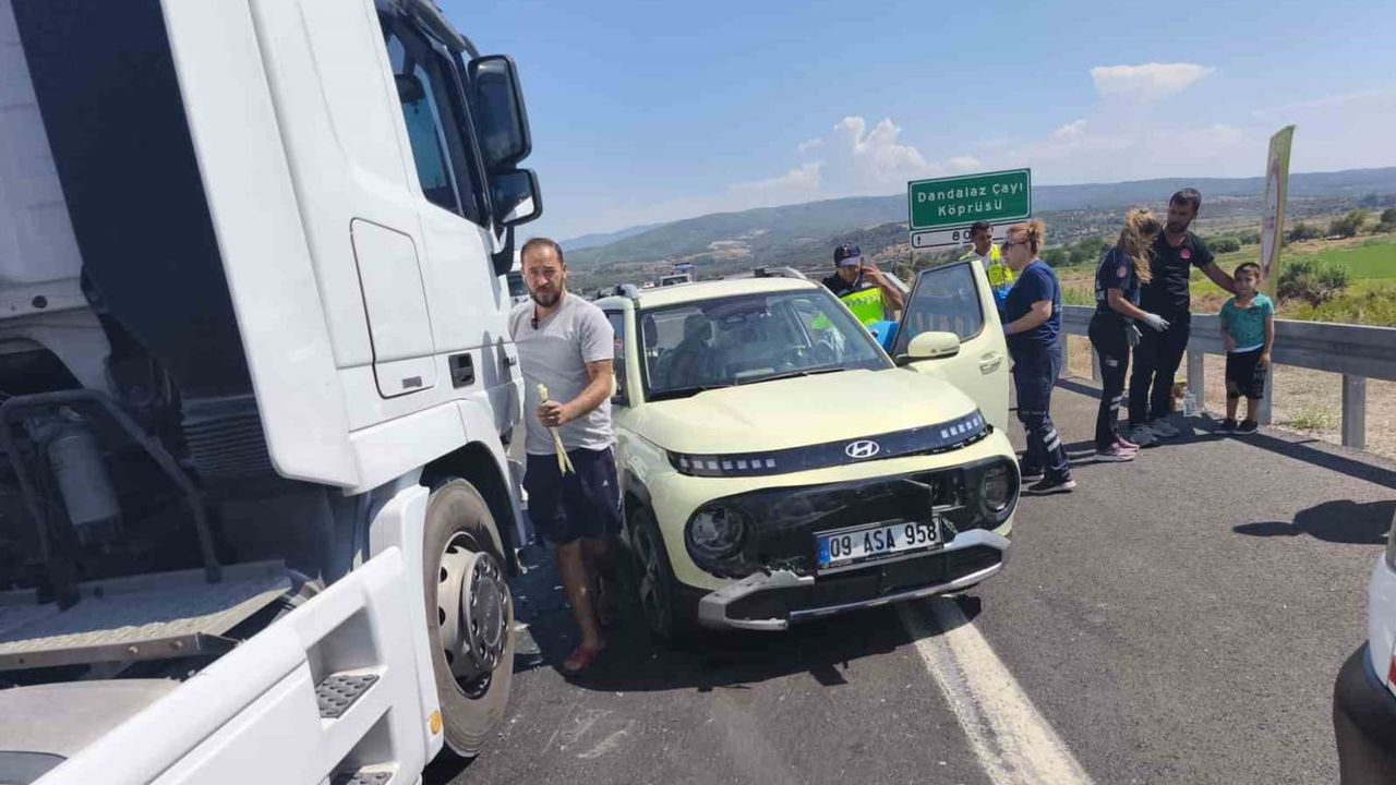 Kuyucak'taki çarpışma sonucu üç kişi yaralandı