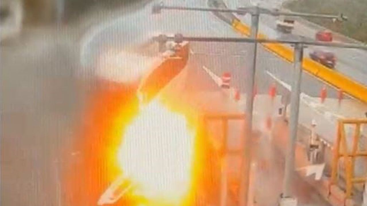 Kuzey Marmara'da bariyere çarpan yolcu otobüsünün alev topuna dönüşü kamerada
