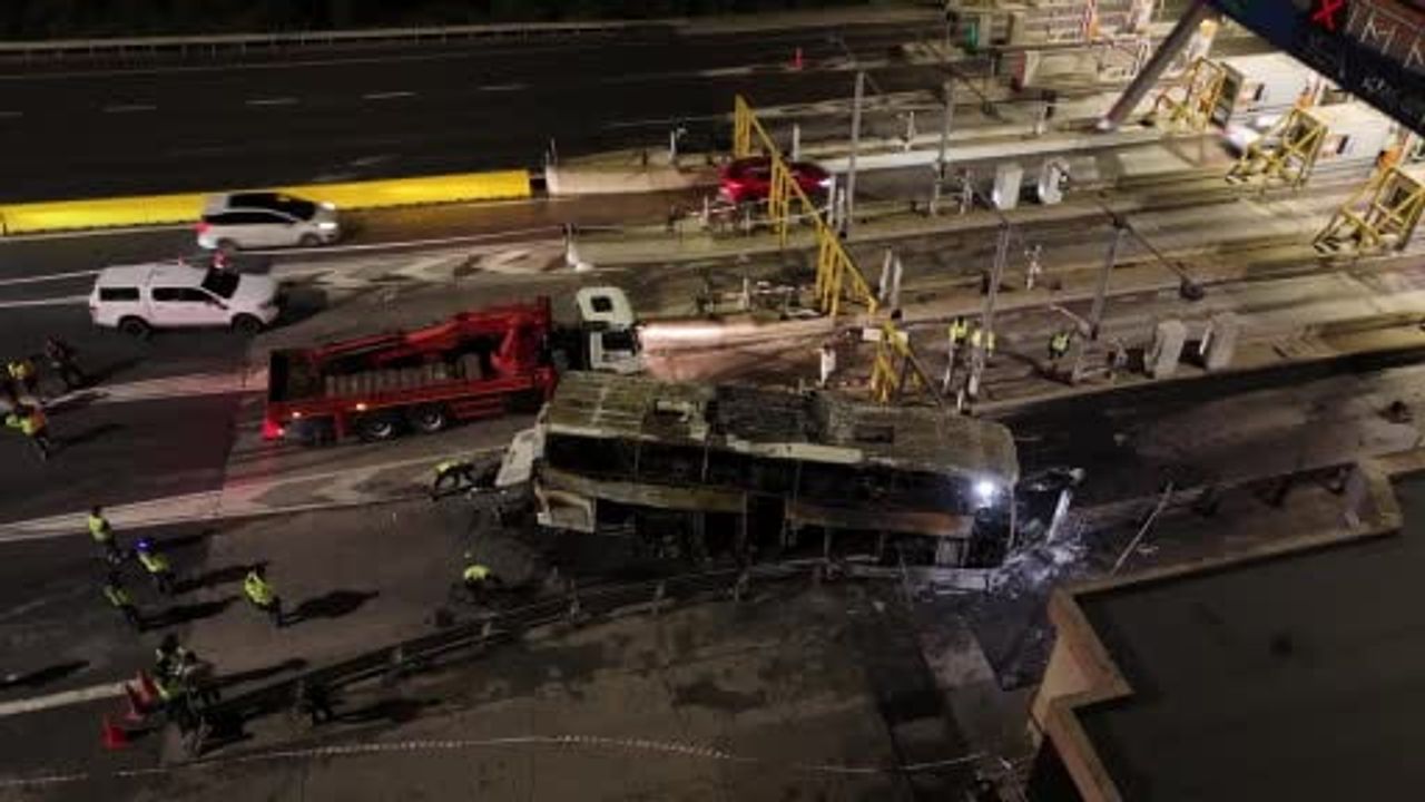 Kuzey Marmara Otoyolu'nda otobüs yangını sonrası ekiplerin havadan müdahalesi görüntülendi