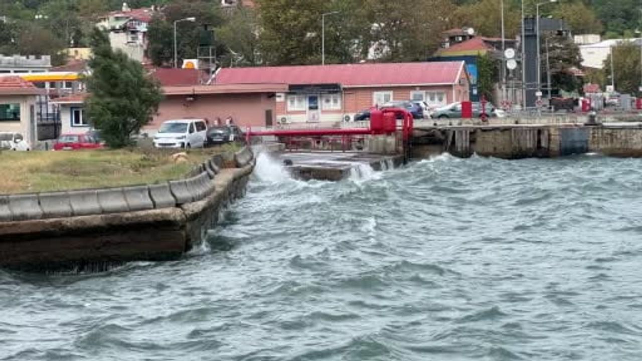 Kuzey rüzgarı Sarıyer'de denizi kabarttı