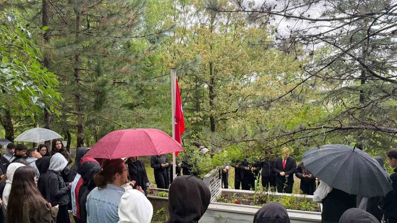 Ladik'te öğrenciler şehit Ersan Sancı'nın adını taşıyan okulu kabri başında andı