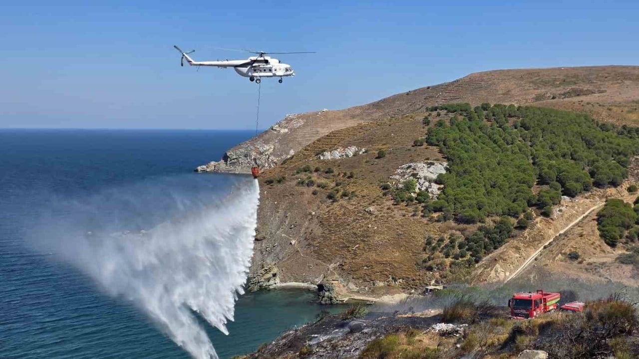 Levent mahallesinde şlam havuzunda çıkan yangına helikopterle müdahale
