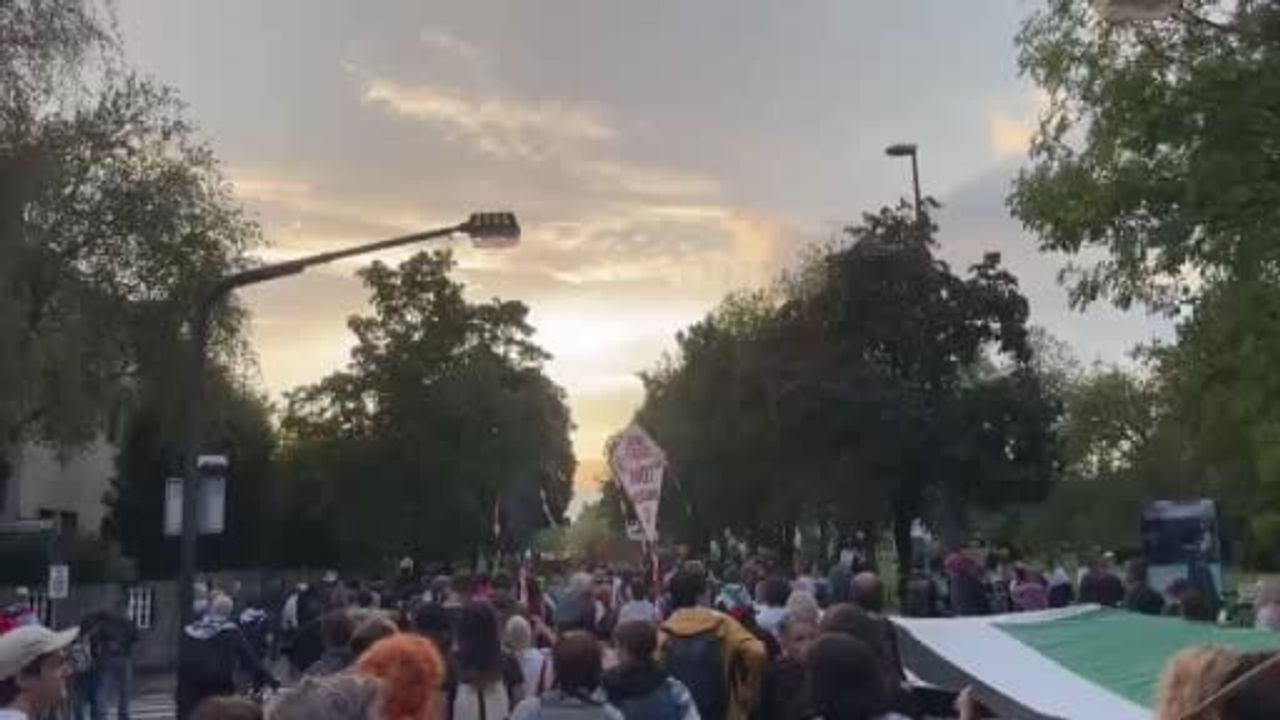 Ljubljana'da binlerce kişi israil büyükelçiliğinin açılmasına tepki gösterdi