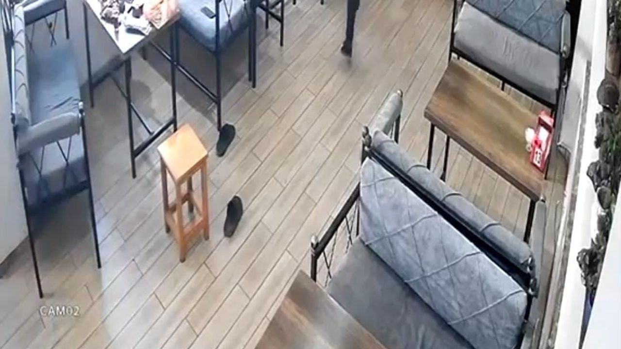 Lokantada depremin ortasında terliği yerde kalan müşteri çorapla dışarı çıktı