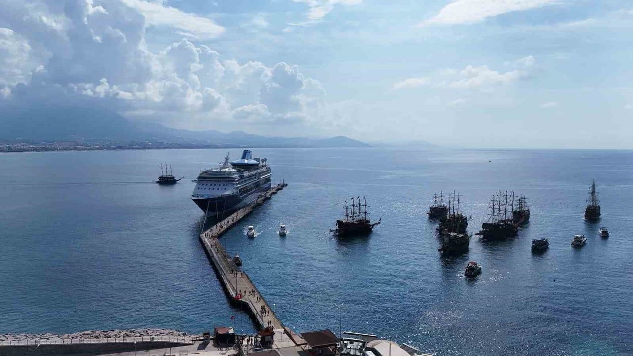 Lüks kruvaziyer Marella Discovery bin 765 yolcuyla Alanya'ya uğradı