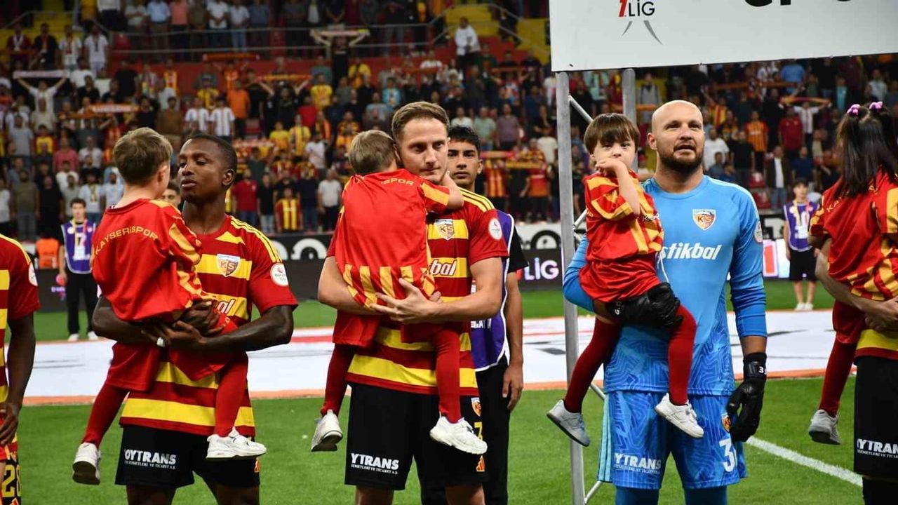 Maç seremonisinde minik kalpler: Kayserispor ve İstanbulspor oyuncuları Down sendromlu çocuklarla çıktı