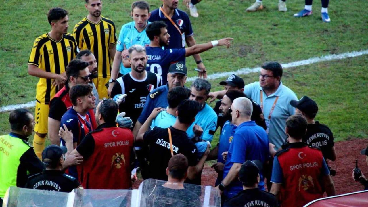 Maç tatil edildi: dördüncü hakeme atılan cisim oyunu sonlandırdı