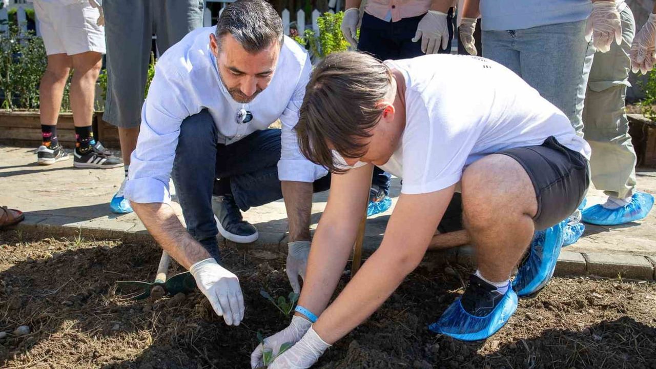 Macar ve Manavgatlı öğrenciler gelecek için birlikte toprakla buluştu