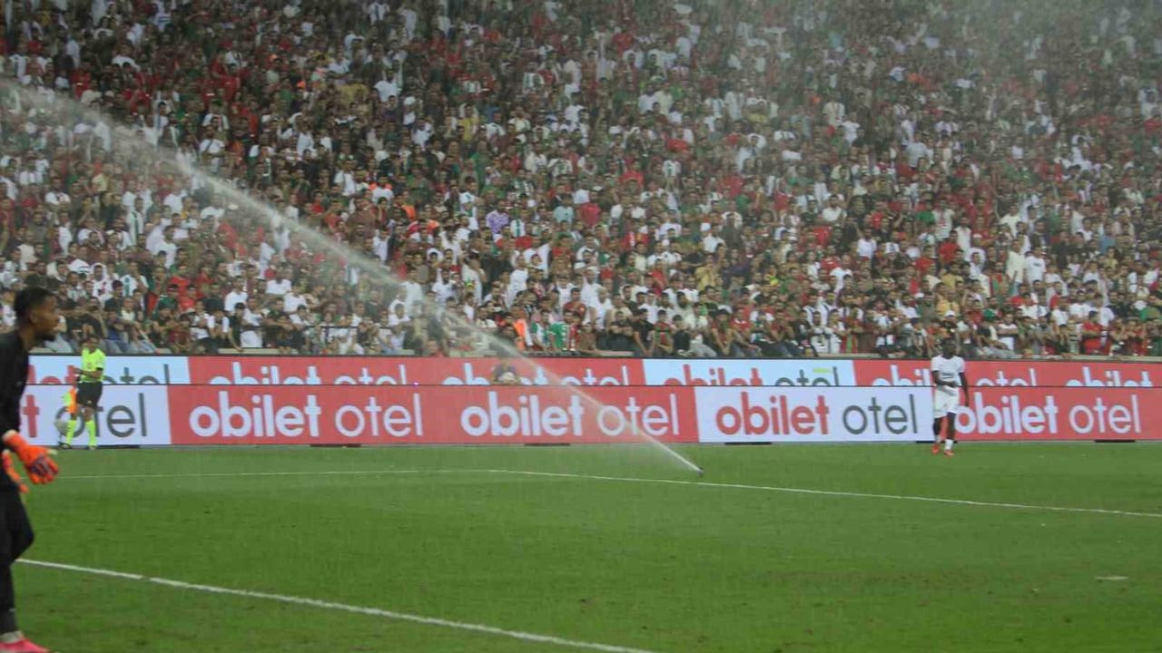 Maçta beklenmedik mola: sahanın sulama sistemi devreye girdi