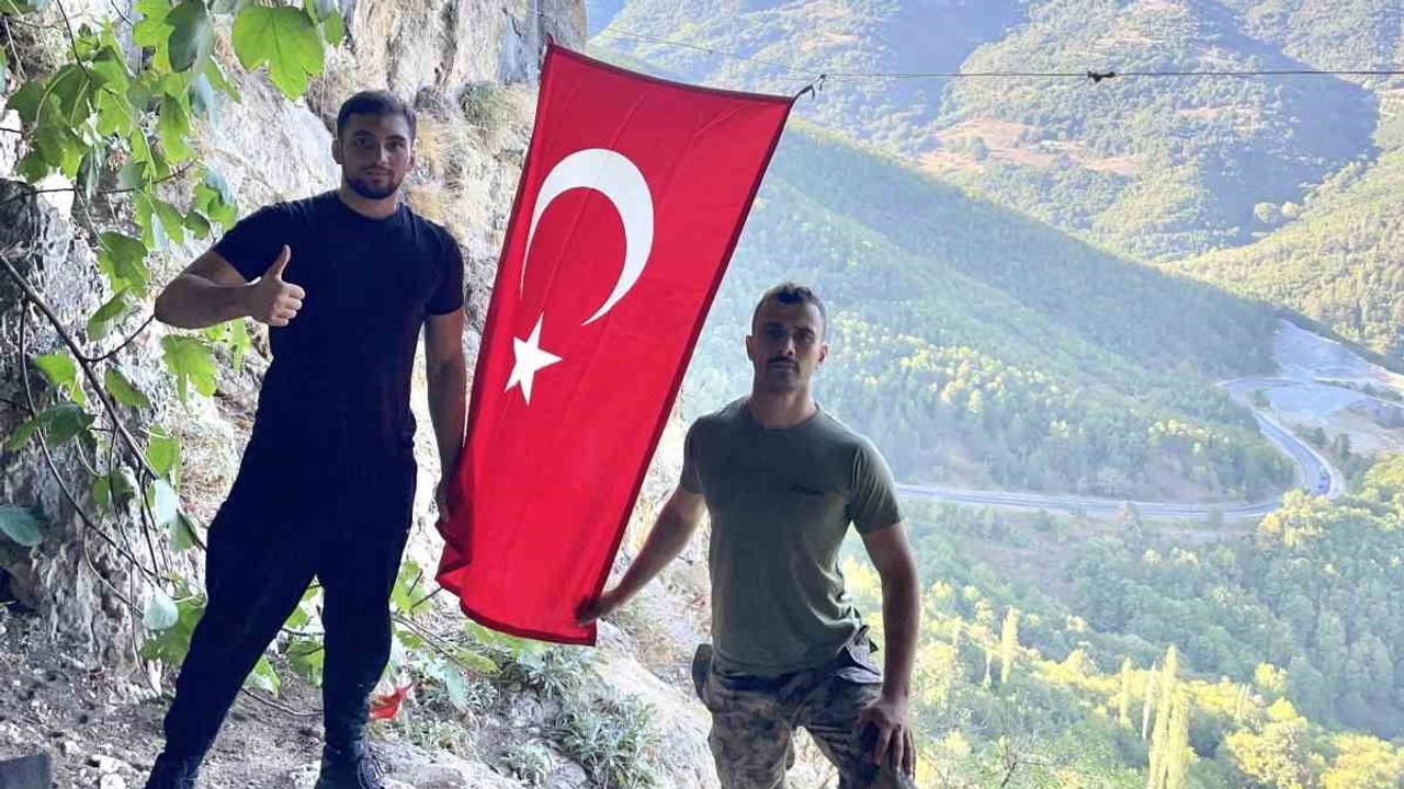 Mağarada dalgalanacak daha büyük bayrak için bursalı dağcıların tırmanışı