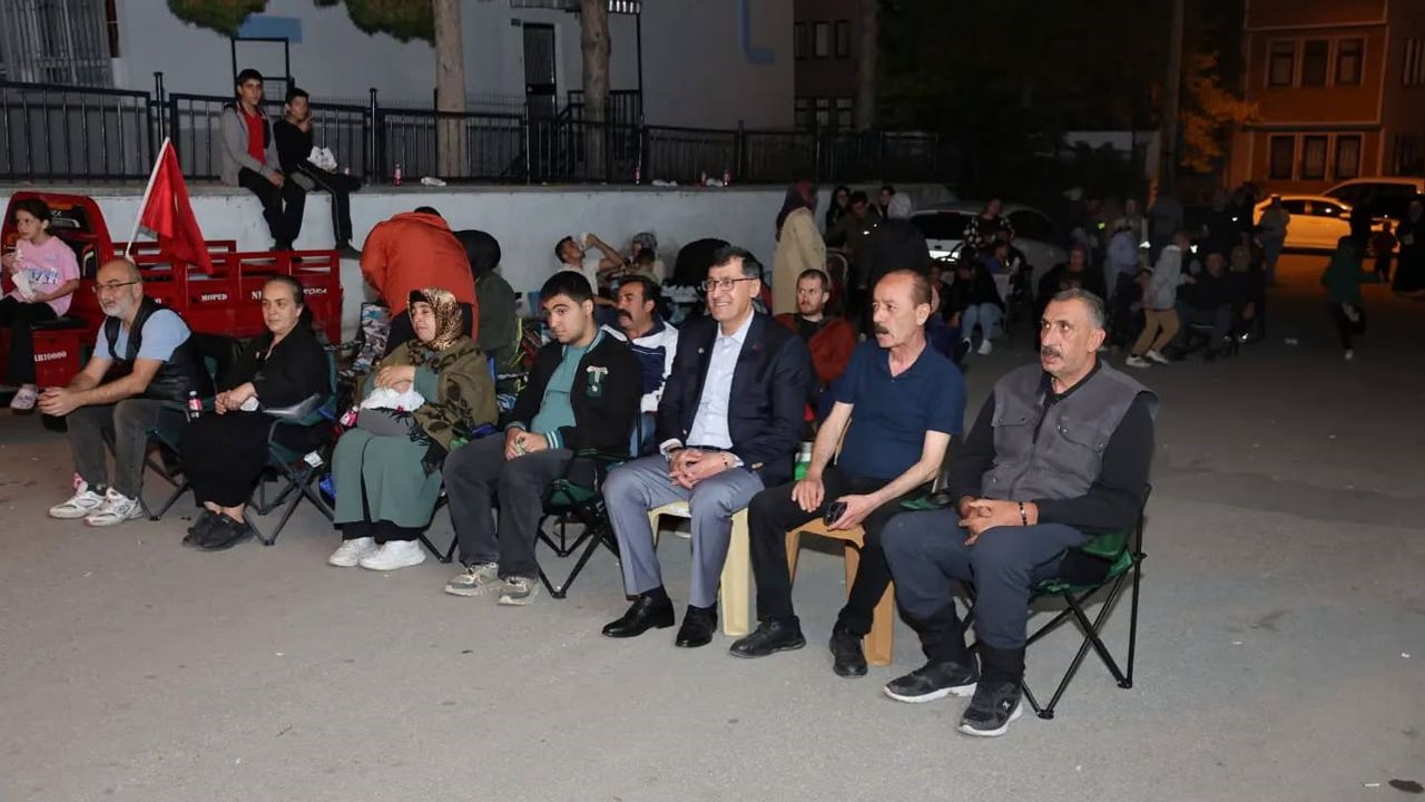 Mahalle bahçesinde Yeşilçam nostaljisi: mavi boncuk eşliğinde açık hava sineması