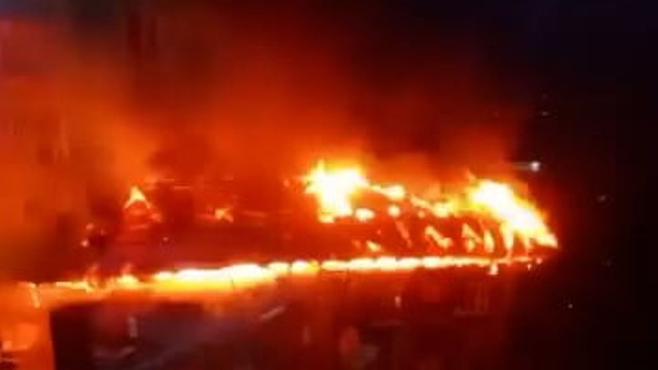 Mahalle dayanışması büyümesini engelledi: Çamlıhemşin'de ev yangını kontrol altına alındı