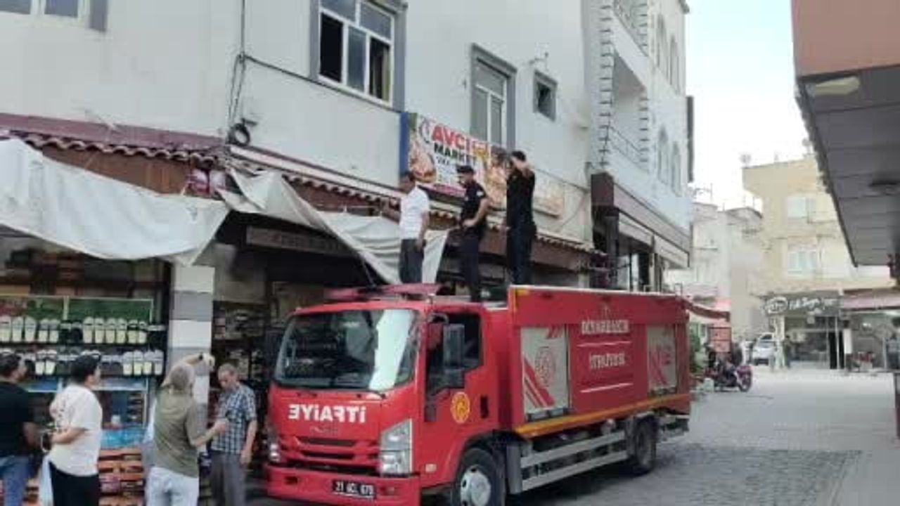 Mahalle dayanışması ve itfaiye seferberliği yavru kediyi kurtardı