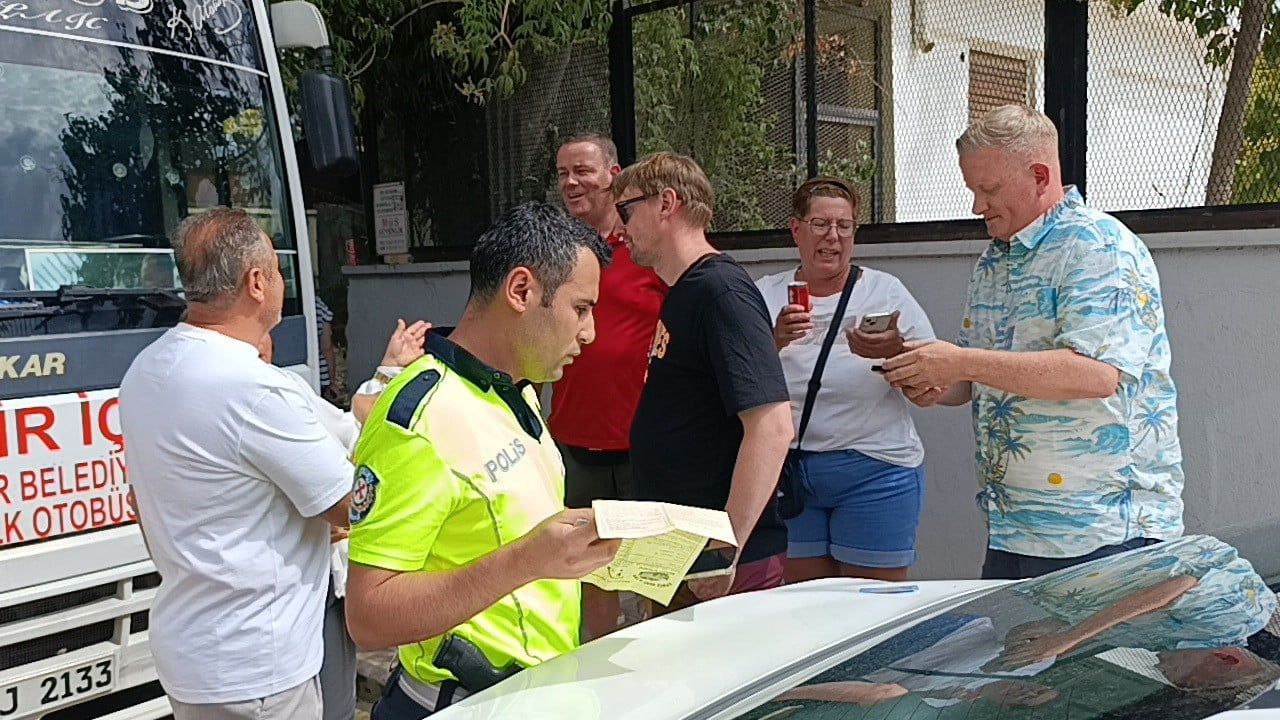 Mahalle sakinleri yaya geçidinde duran Alman turisti savundu