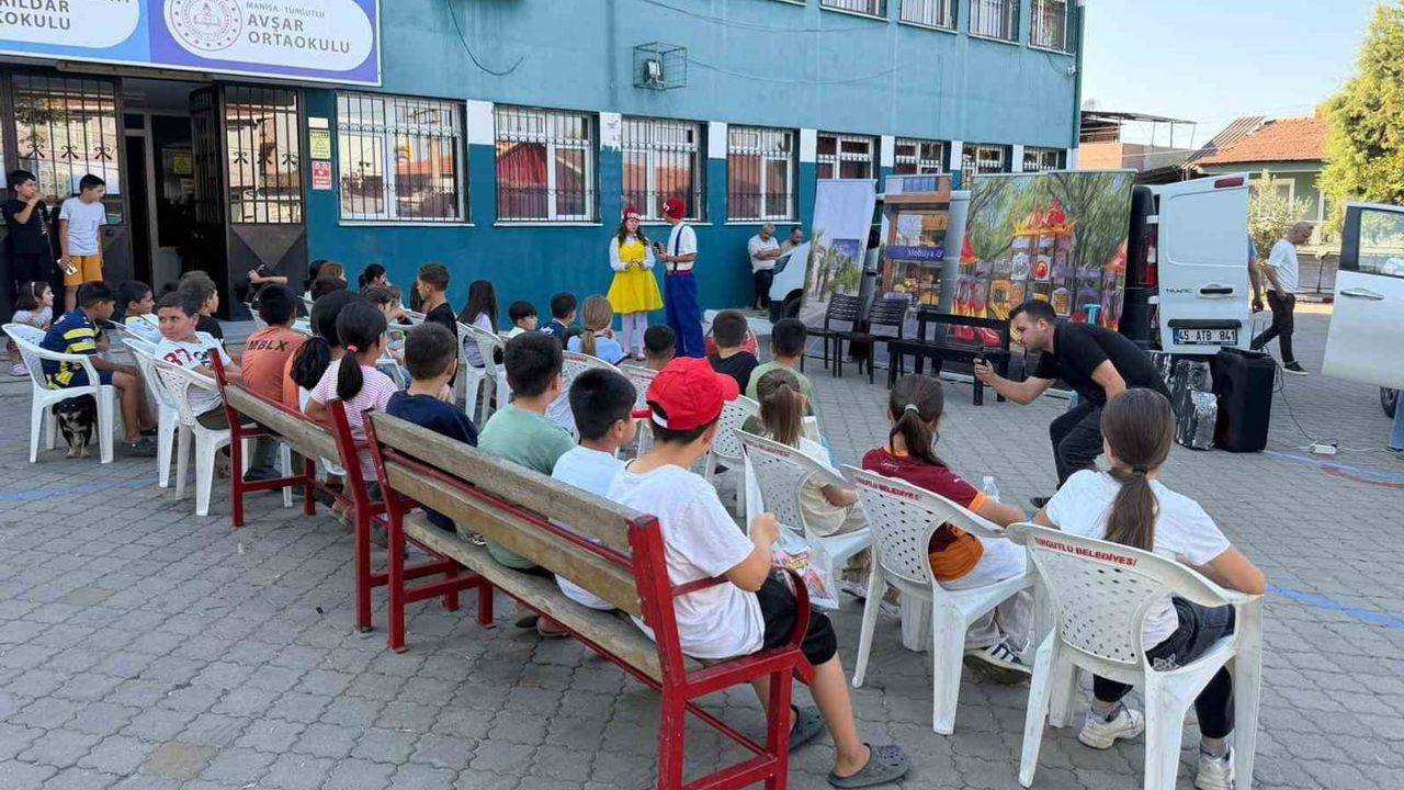 Mahallelerde tiyatro rüzgârı: Turgut ve Lulu çocuklarla sahnede