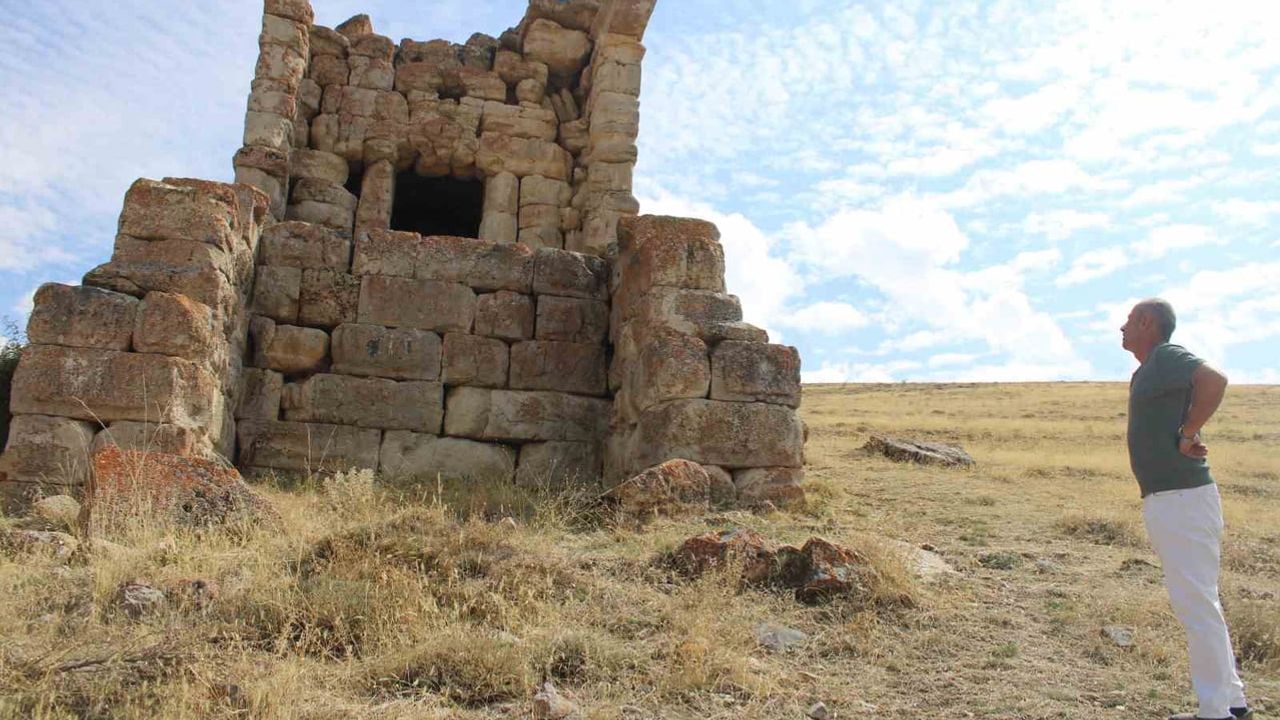 Mahallenin bekçisi: Panlı'daki Roma dönemine ait anıt mezar korunmayı bekliyor
