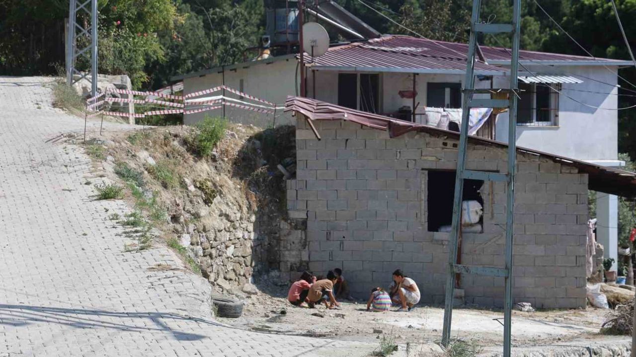 Mahalleyi tedirgin eden yokuş: iki araç bahçeye düştü