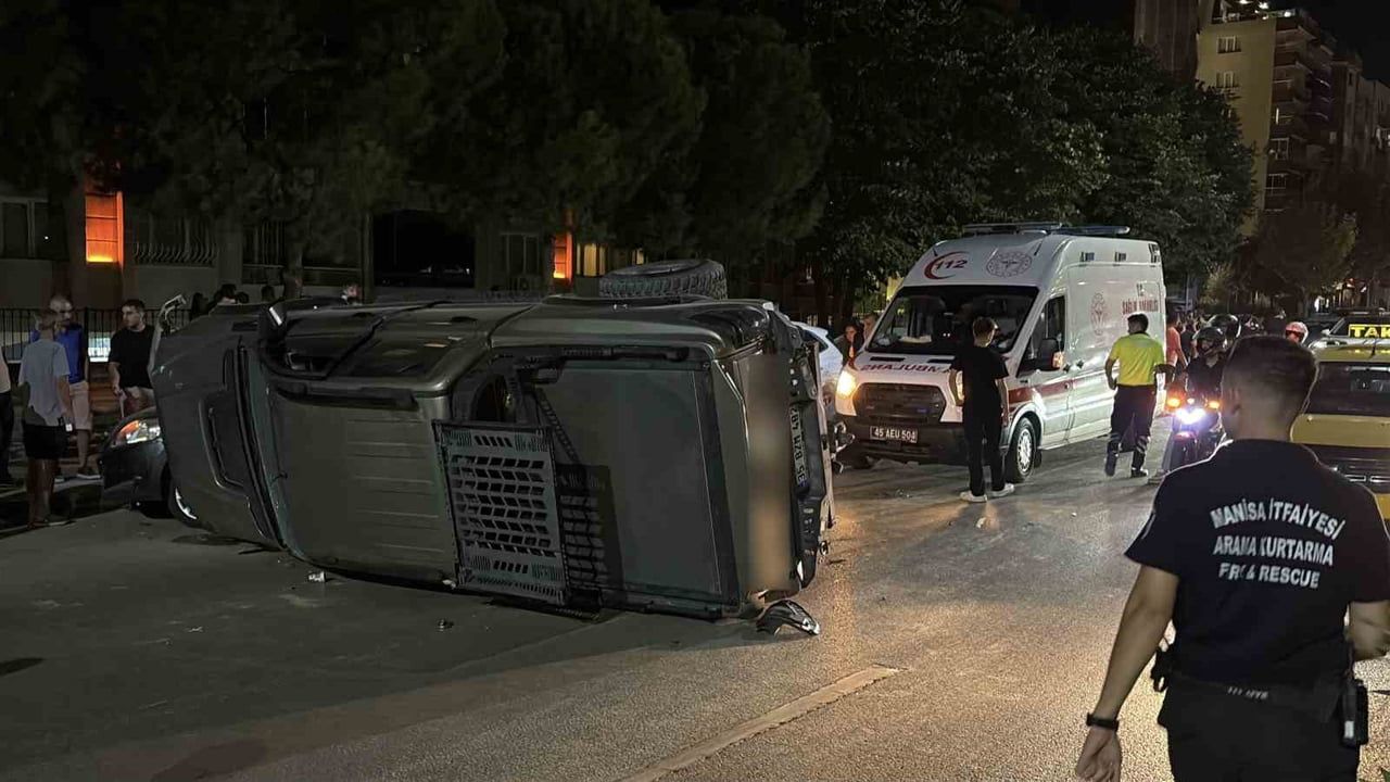 Makas attığı iddia edilen araç manisa'da park halindeki 5 araca çarpıp devrildi