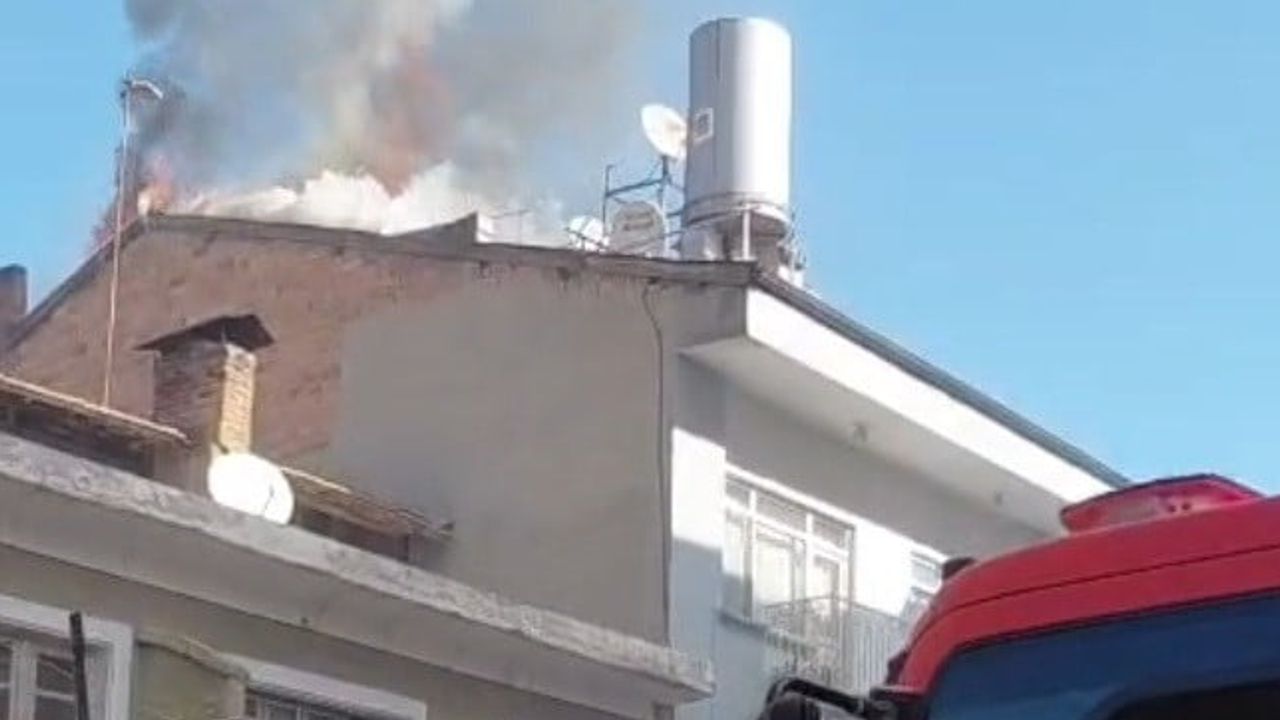 Malatya Battalgazi'de çatıda çıkan yangın kontrol altına alındı