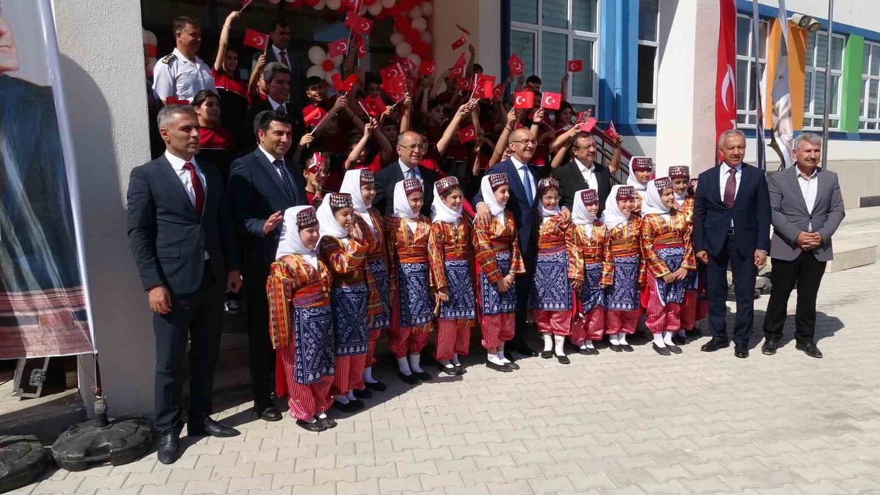 Malatya'da 146 bin 478 öğrenci 'mayamız birlik' temasıyla yeni eğitim yılına başladı