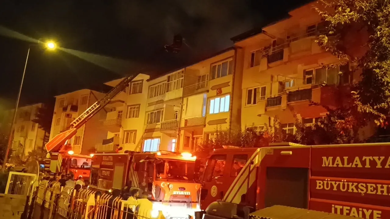 Malatya'da 4 katlı binanın çatısında gece çıkan yangın kontrol altına alındı