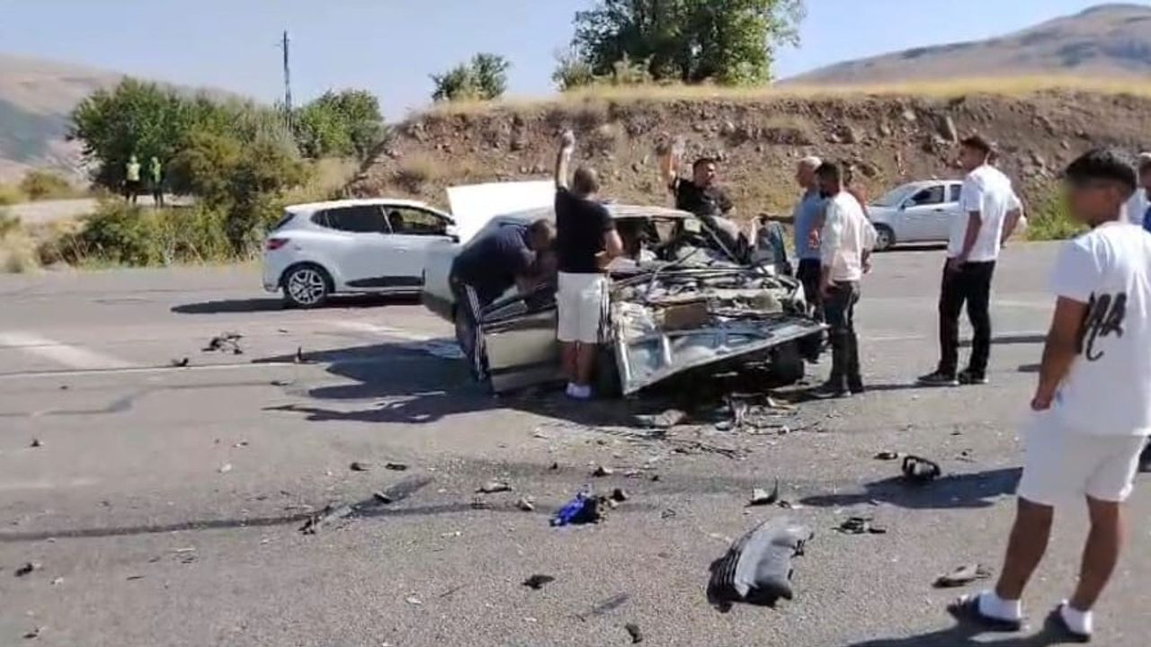 Malatya'da Gürkaynak mevkiinde iki otomobil kafa kafaya çarpıştı