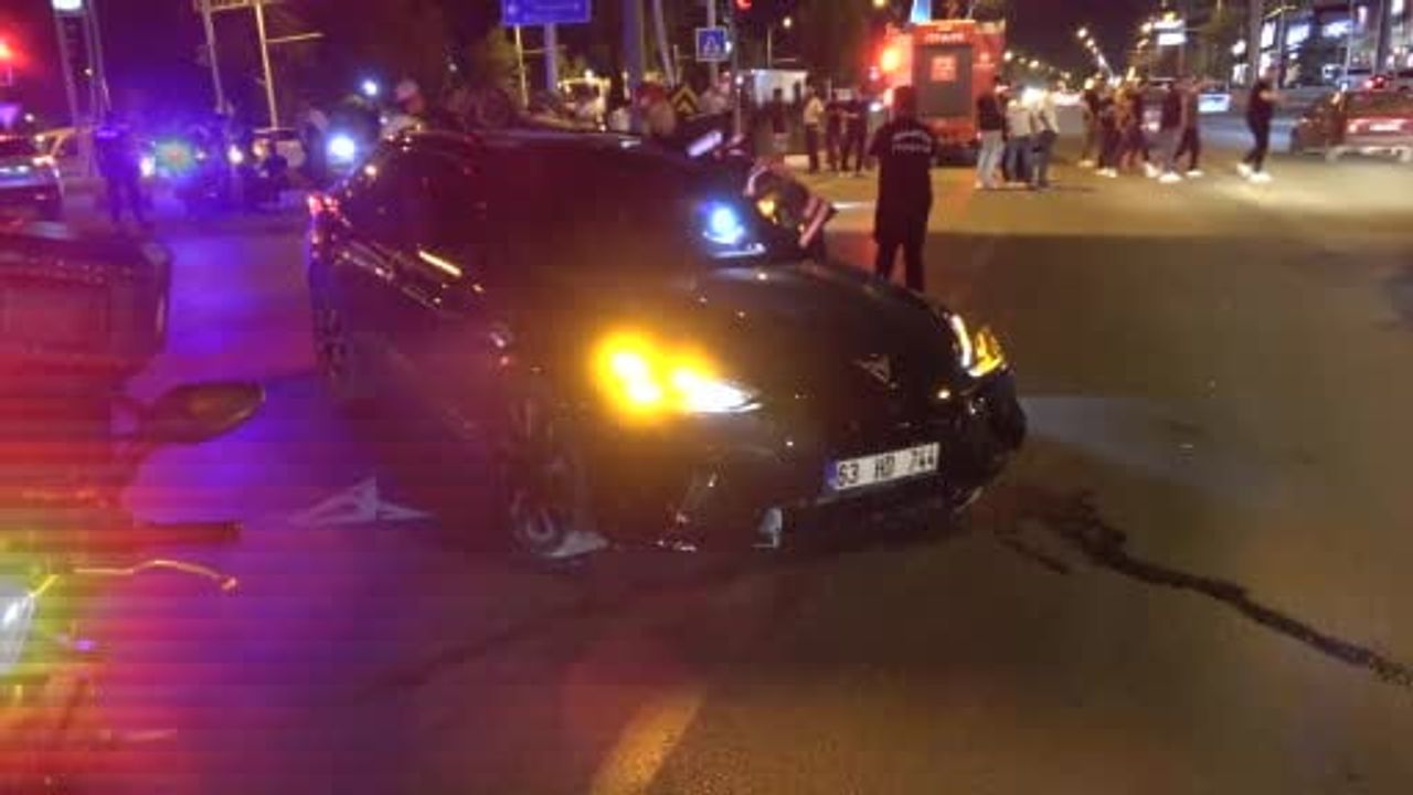 Malatya'da kavşakta çarpışma: araç ters döndü, 2 kişi yaralandı