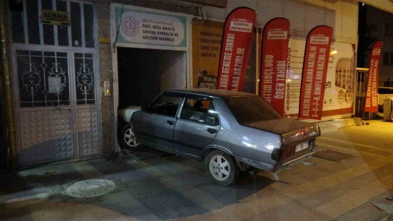 Malatya'da kontrolden çıkan otomobil İsmet Paşa Caddesi'ndeki dershaneye girerek hasar verdi