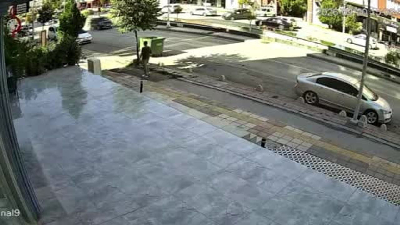 Malatya'da park manevrası yolda tehlike yarattı: motokurye son anda kurtuldu