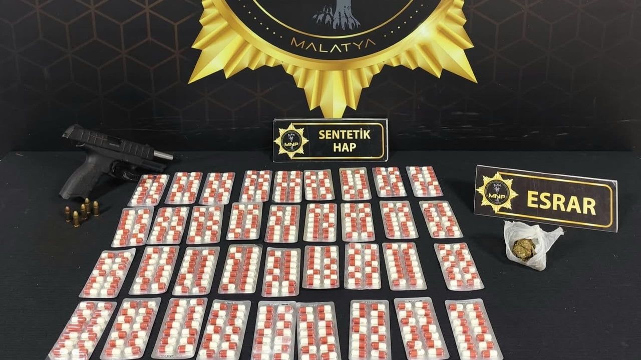 Malatya’da sokak satıcılarına yönelik baskında 1.299 sentetik hap ve ruhsatsız tabanca ele geçirildi