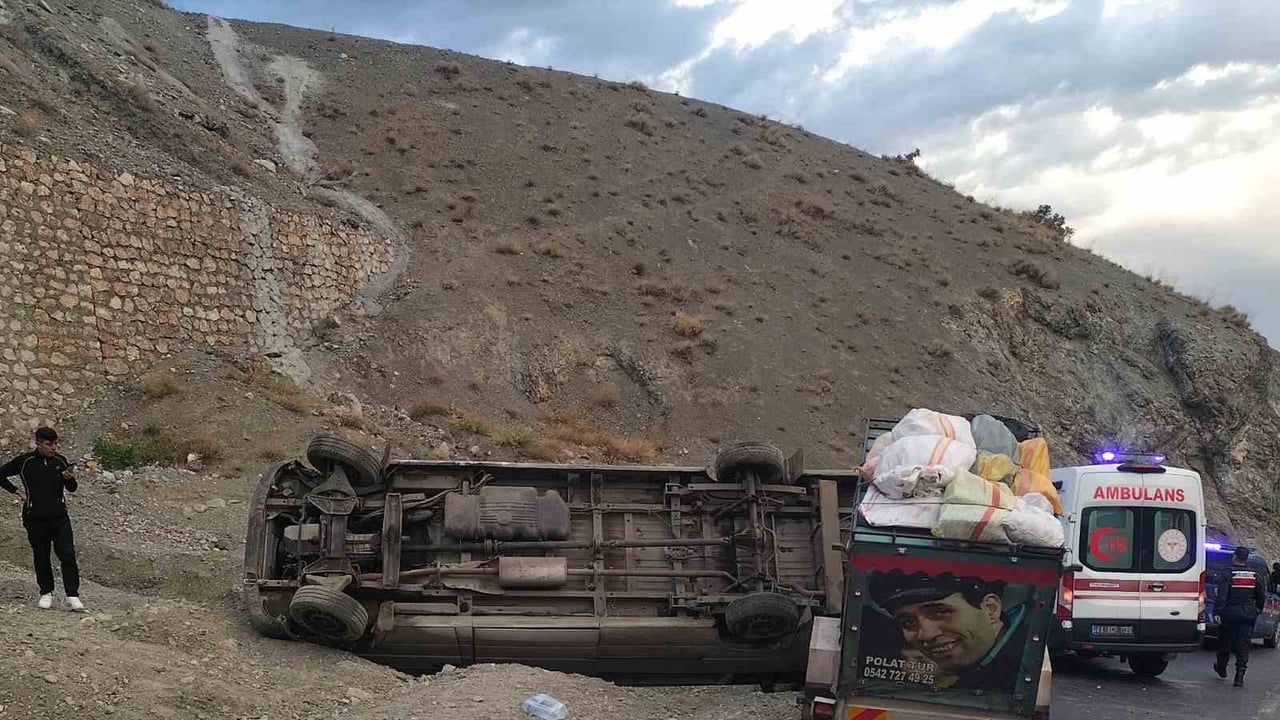 Malatya'da tünel çıkışında minibüs devrildi, şans eseri kimse yaralanmadı