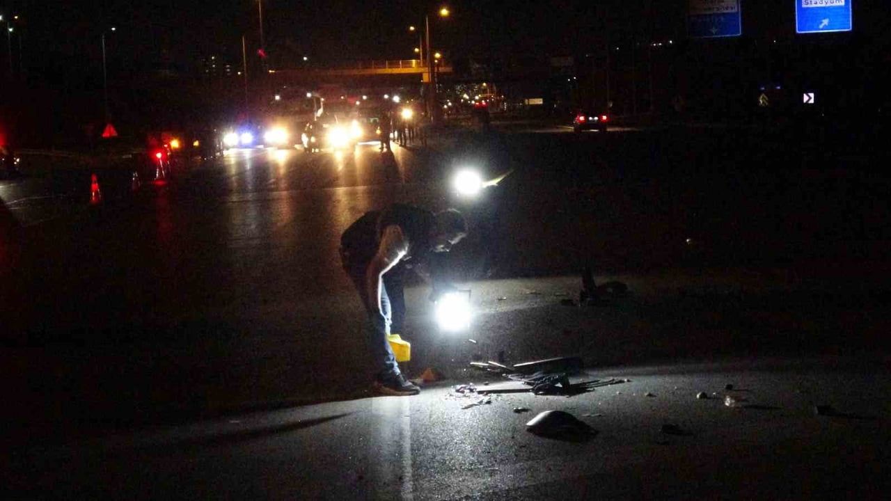 Malatya'da üç aracın karıştığı kazada otomobil ikiye bölündü: sürücü yaşamını yitirdi