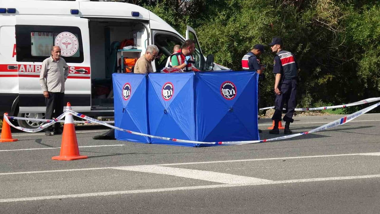 Malatya'da yolun karşısına geçmeye çalışan kişi otomobilin çarpmasıyla öldü