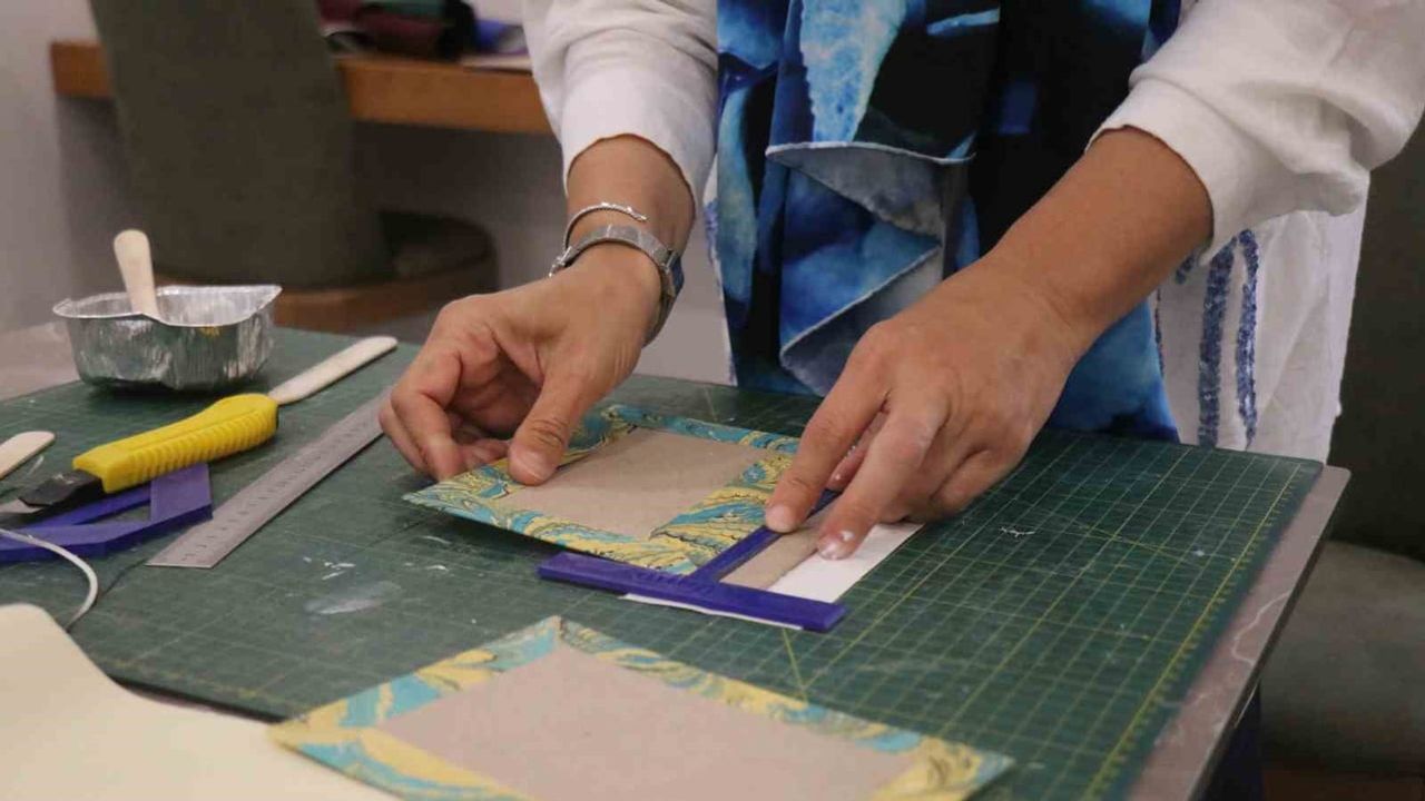 Mali işleri bıraktı, ebruyle gençlerin stresini hafifleten kişiye özel defterler üretiyor