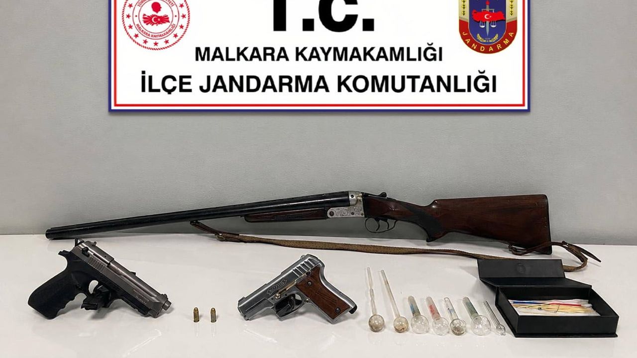 Malkara'da ev baskınında çok sayıda ruhsatsız silah ve uyuşturucu aparatı ele geçirildi