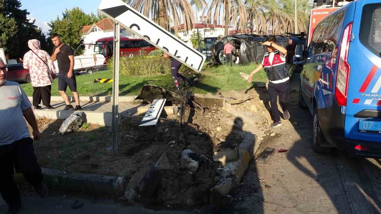 Manavgat Çolaklı kavşağında refüje savrulan minibüs: 15 yaralı