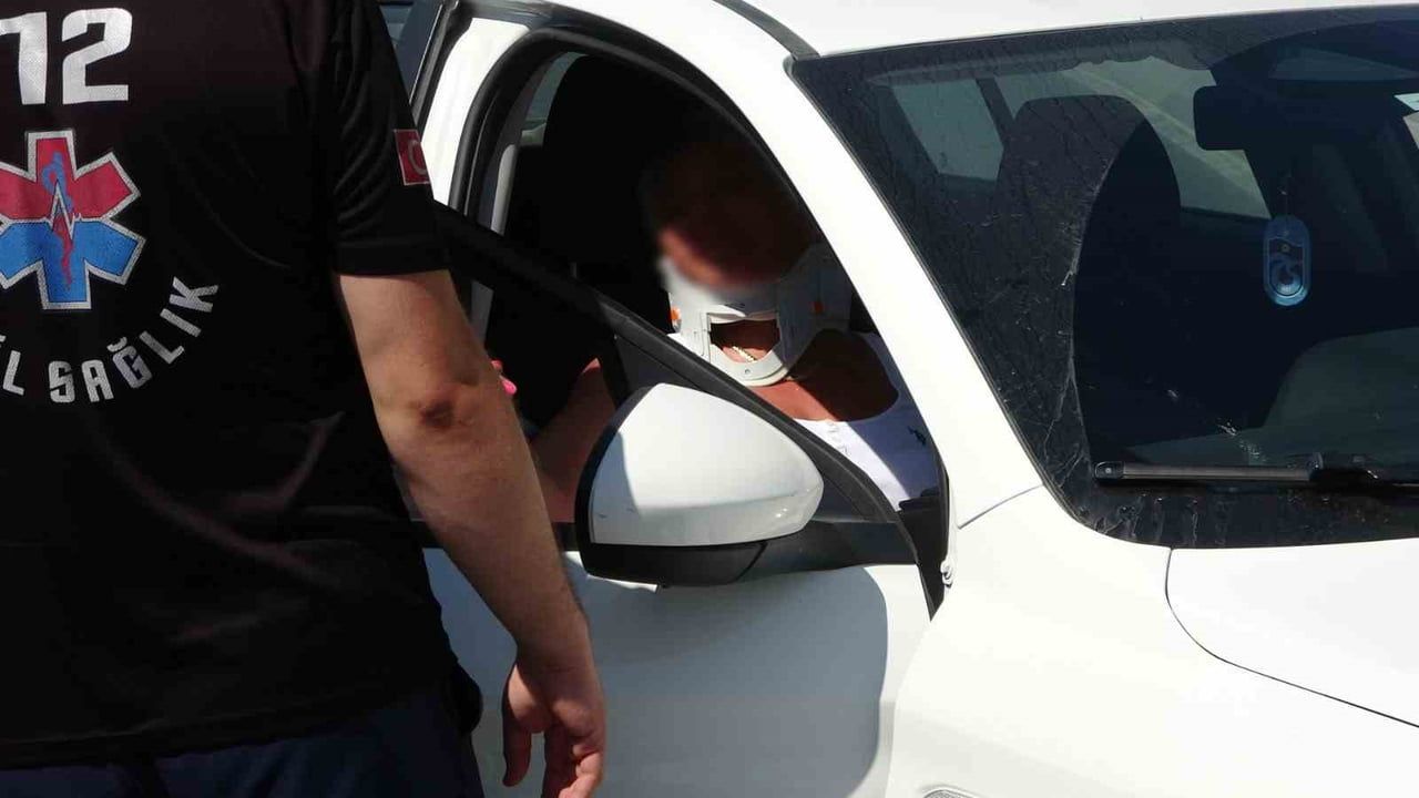 Manavgat D-400 yolunda tankerle otomobil çarpıştı: yolcu yaralandı