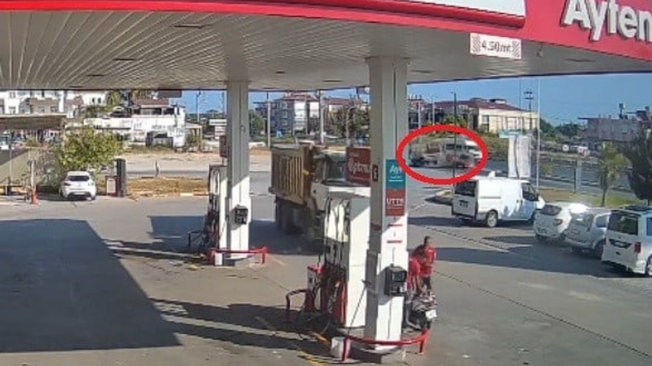 Manavgat'ta D-400'de saniyeler içinde çarpışma: otomobil hurdaya döndü